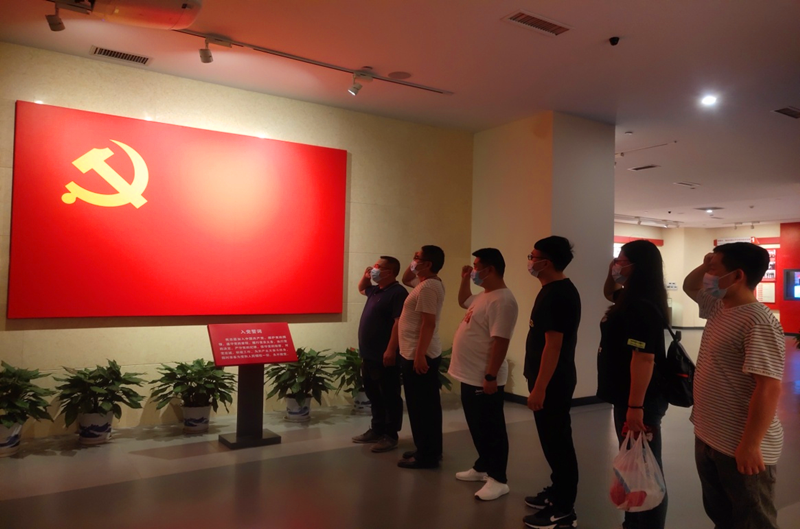 仙桃公司開展“追尋紅色足記、強化黨性修養”紅色教育活動圖1.png