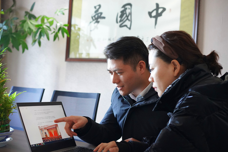 神木分公司充分利用微信公眾號服務平臺，及時發布中共十九屆六中全會精神學習的內容，引導全體員工通過學習要堅決貫徹黨中央決策部署，完整、準確、全面貫徹新發展理念，解放思想、深化改革、凝心聚力、擔當實干。_副本.jpg