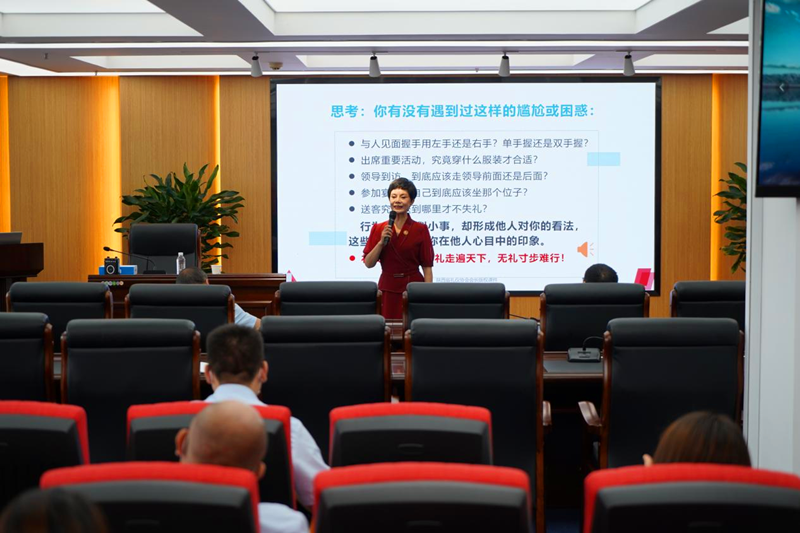 選煤公司舉辦商務(wù)禮儀培訓會-1.png