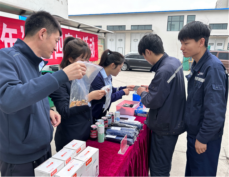 神木分公司曹家灘運營中心團支部開展“煙頭換禮，做文明青年”活動2.png